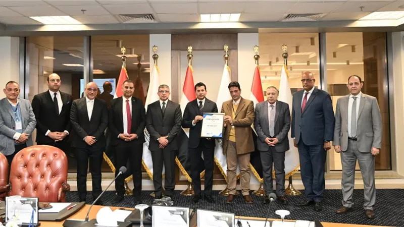 وزير الرياضة يشهد تسليم شهادة 
