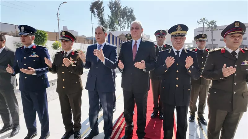 عيد الشرطة الـ 74.. محافظ الغربية يوزع الورود على رجال الشرطة والأهالي