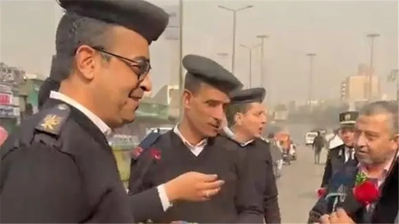 بالورود والشيكولاتة.. شرطة القليوبية تحتفل بعيدها الـ٧٤ وسط المواطنين