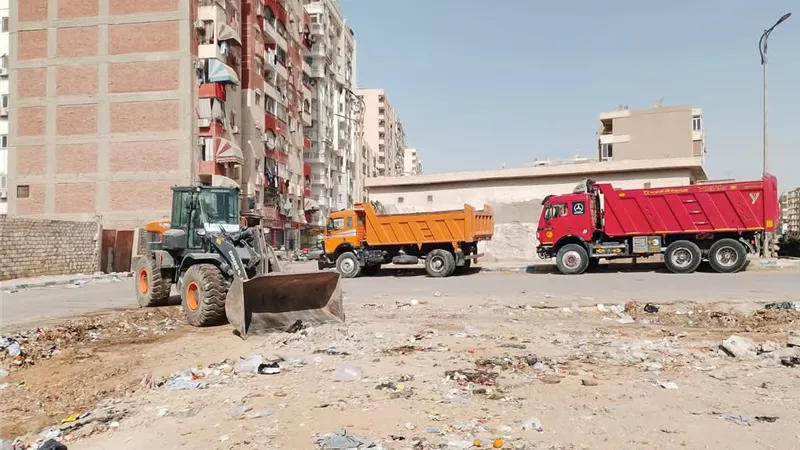 حي الأربعين بالسويس يواصل رفع المخلفات وتحسين مستوى النظافة العامة بالحي