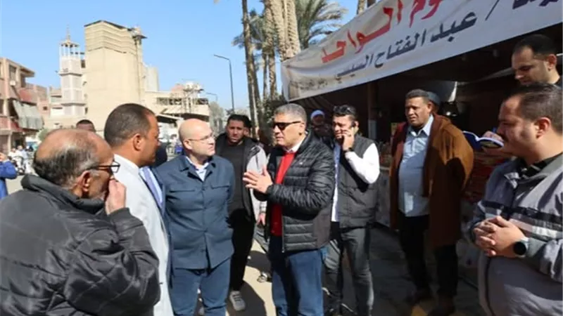 محافظ الجيزة يتفقد سوق 