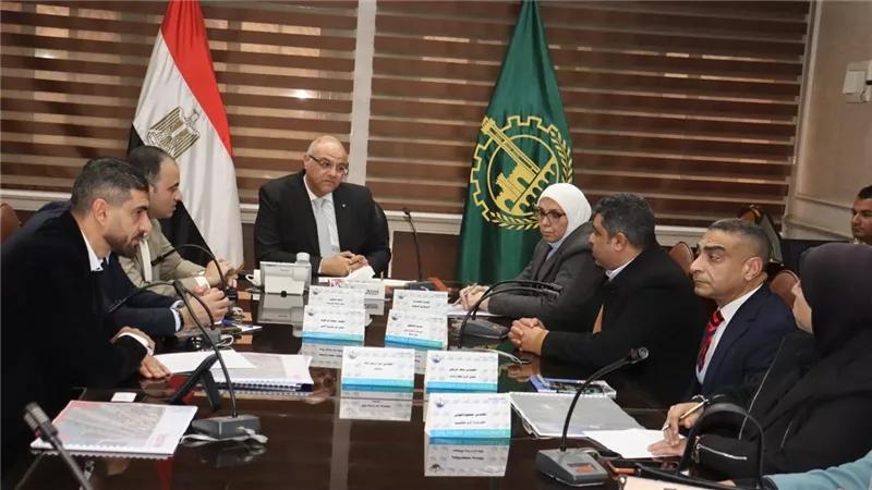 محافظ القليوبية يناقش مستجدات مشروع تطوير الكورنيش وممشي أهل مصر بمدينة بنها 