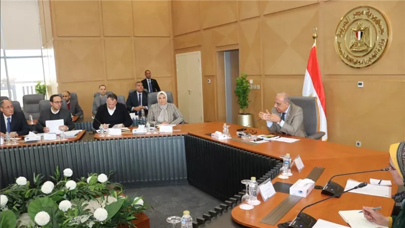 وزير الكهرباء يتابع مشروعات الطاقات المتجددة وخفض استخدام الوقود الأحفوري
