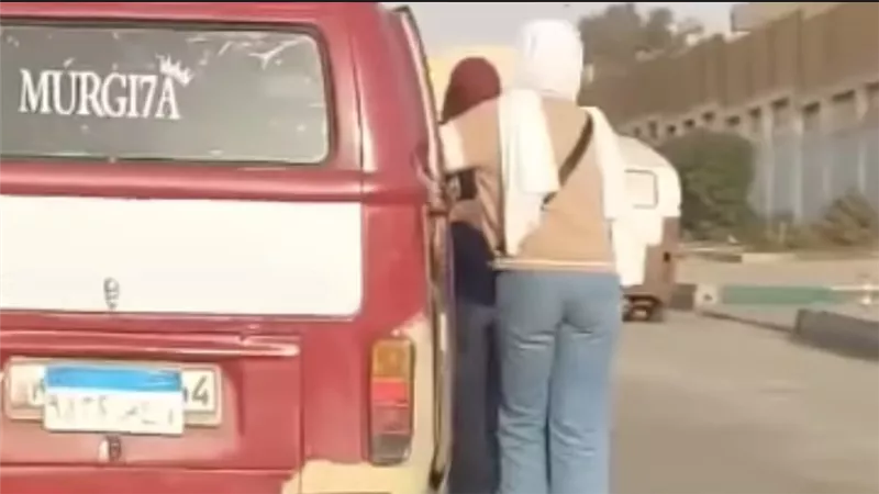 عرضا حياتهما للخطر.. الأجهزة الأمنية تفحص فيديو لفتاتين يلعبان بـ الإسكيت 