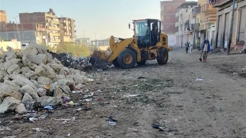 تنفيذ حملة نظافة موسعة وتوسعة الطريق ورفع الإشغالات بعزبة عاشور بأبو المطامير