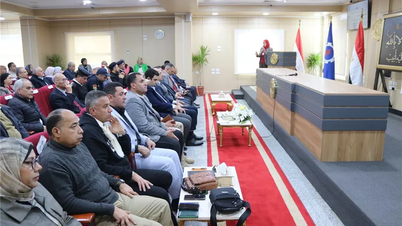 محافظ السويس يعقد اللقاء الأسبوعي مع القيادات التنفيذية ويكرم مدير التعليم