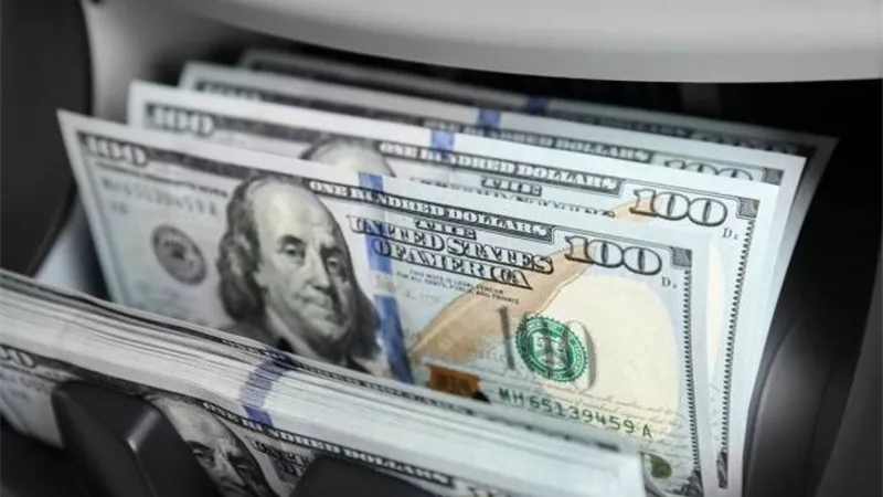 الدولار ينخفض إلى أدنى مستوياته في أربعة أشهر.. تفاصيل
