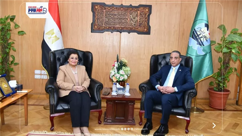 «الألفي» تؤكد ضرورة تعميم العيادات المتنقلة بالمصانع كثيفة العمالة من السيدات 