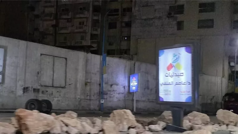 عودة الحركة المرورية لطبيعتها بطريق كورنيش الإسكندرية بعد إزالة حمولة سيارة 