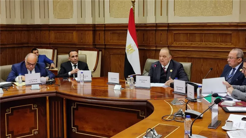 رئيس اقتصادية قناة السويس يستقبل سفير مملكة هولندا بالقاهرة لبحث فرص التعاون