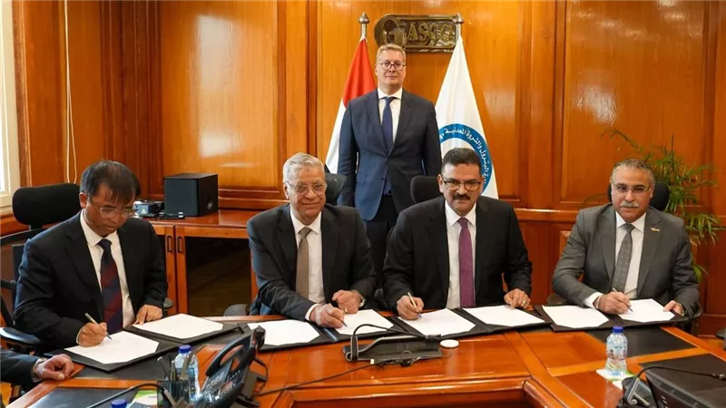 لتعظيم قيمة الخامات التعدينية..  وزير البترول يلتقي بشركة 