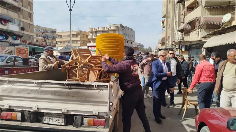 رئيس حي الزهور ببورسعيد يقود حملة لإزالة الإشغالات والتعديات على الطريق