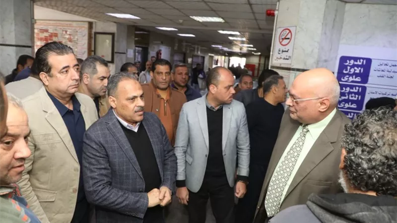 محافظ الشرقية يُفاجئ الأطباء والعاملين بعيادات المبرة للتأمين الصحي
