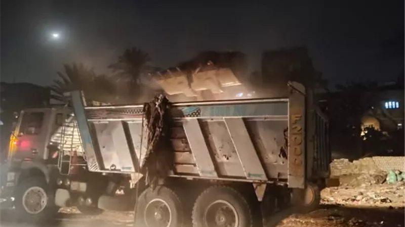 محافظة الجيزة ترفع 500 طن مخلفات من شارع الشباب بحي الهرم