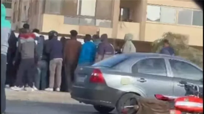 إنقلاب سيارة ملاكي أعلى محور جمال عبد الناصر بالقاهرة الجديدة