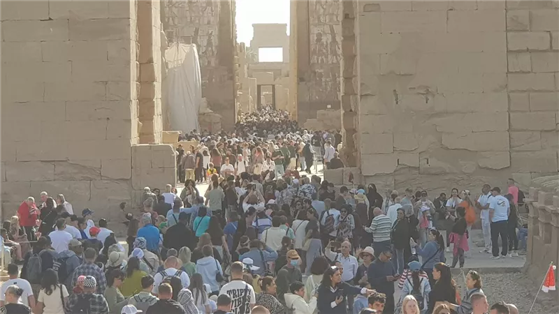 مافيش مكان جوه الكرنك.. زحام سياحي عالمي على معابد الكرنك 