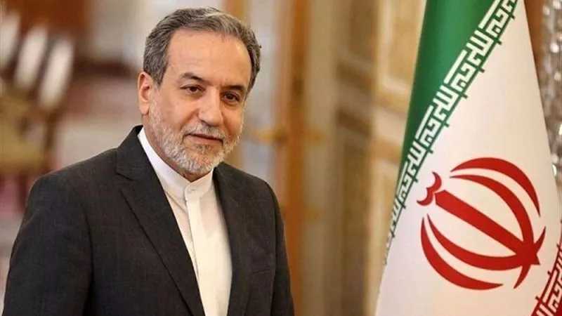 وزير الخارجية الإيراني يتوجه إلى سلطنة عمان لحضور المفاوضات مع واشنطن 