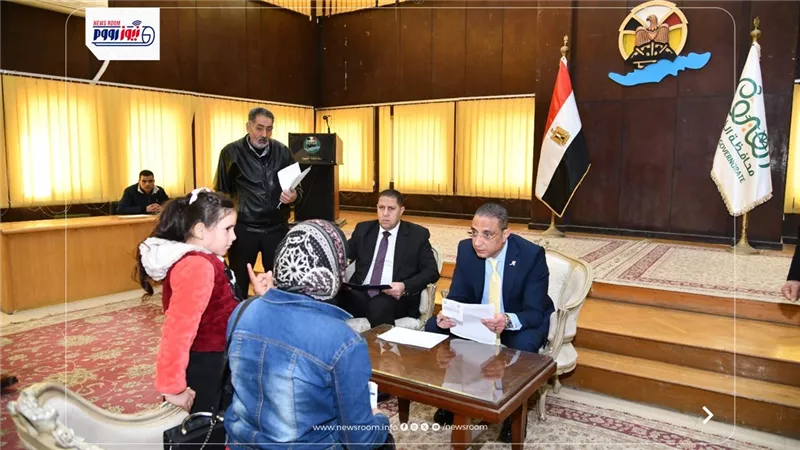 محافظ الفيوم يوجه بحل شكاوى التموين والتأمينات وصرف المستحقات للمواطنين