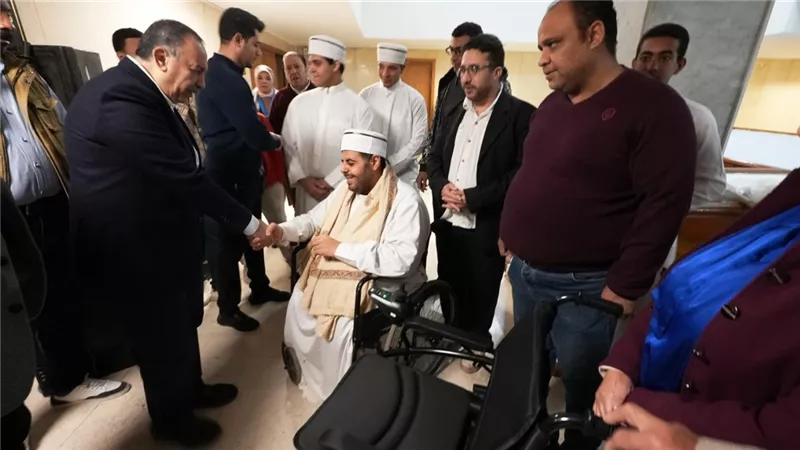 محافظ أسيوط يمنح كرسيا كهربائيا لمواطن من ذوي الإعاقة لتغيير حياته اليومية