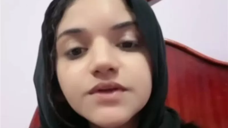 صرخة إسراء: طليقي حاول سرقة هاتفي وهددني بخطف طفلتي |خاص