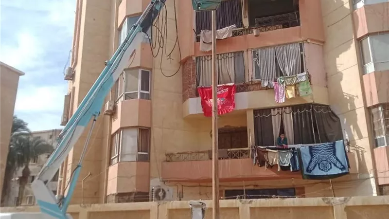 رفع كفاءة الإنارة وتكثيف جهود تحسين الخدمات بنطاق حي الأربعين بالسويس