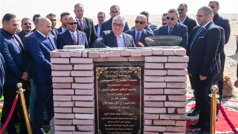 رئيس اقتصادية قناة السويس ومحافظ الإسماعيلية يضعان حجر أساس مصنع إندستري هاوس