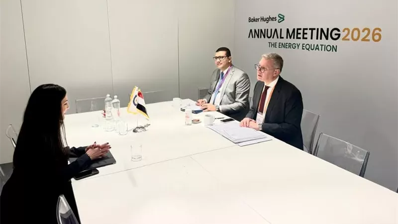 وزير البترول يبحث مع رئيسة 