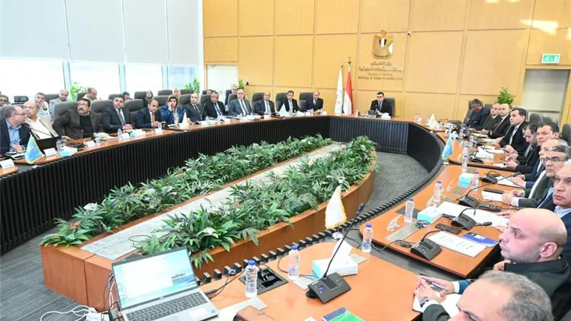 وزير الإسكان يتابع الموقف التنفيذي لمشروعات المبادرة الرئاسية 