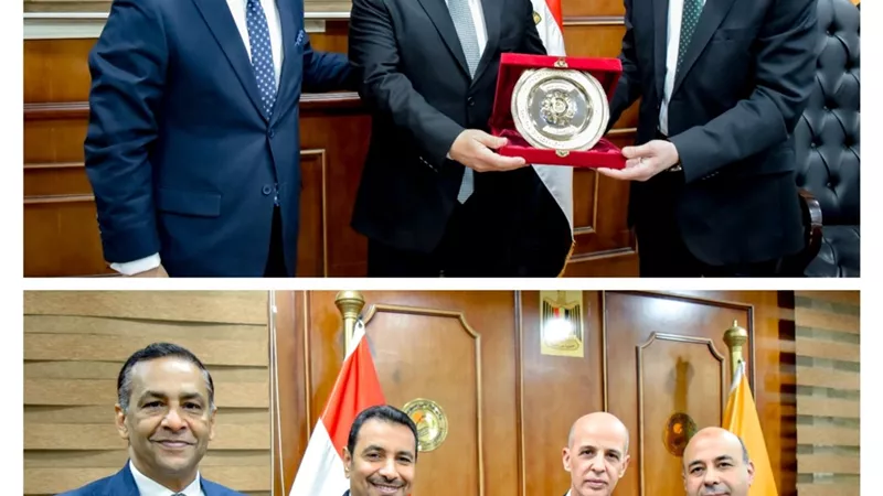 تكريم عمداء الفنون التطبيقية والسياسة والاقتصاد السابقين بجامعة بني سويف