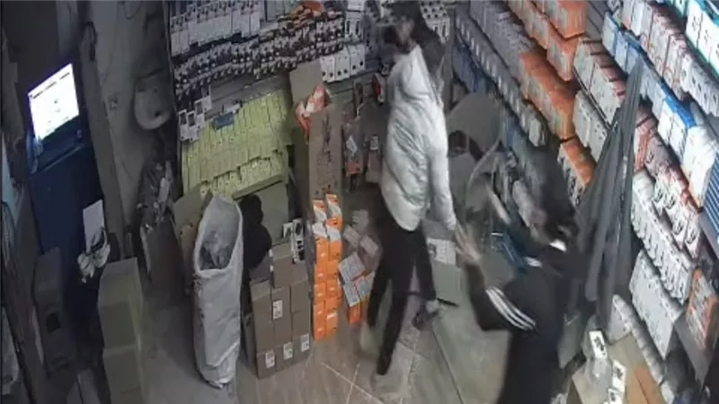 القبض على المتهمين بالتعدي علي صاحب محل هواتف بمنطقة حلوان