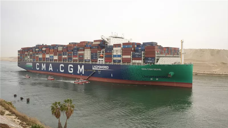 قناة السويس تشهد عبور سفينة الحاويات العملاقة CMA CGM SEINE ضمن قافلة الشمال 