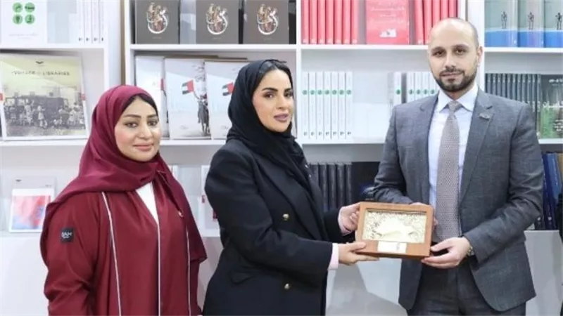 د. محمد زيادة يُهدي كتابه (بنت الشاطئ.. قصص لن تُروى) إلى مكتبة محمد بن راشد
