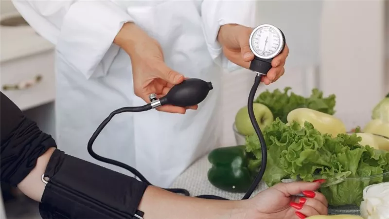 أسوأ الأطعمة والمشروبات التي ترفع ضغط الدم بشكل خطير 	