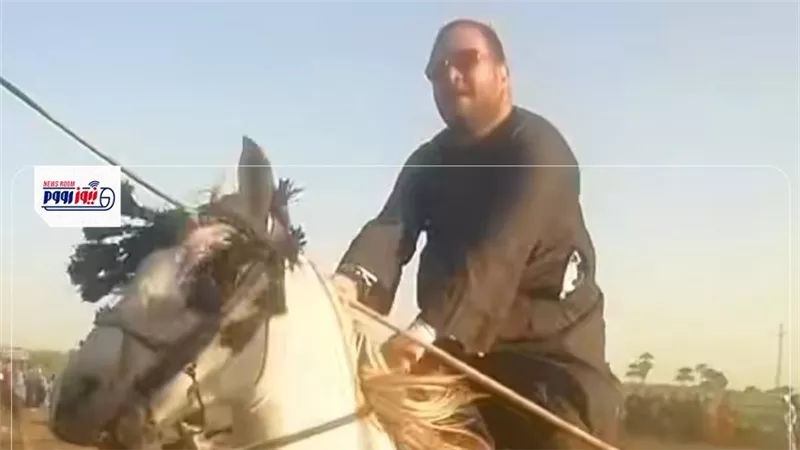 بالفيديو :الخيل والليل والبيداء تعرفني.. ابن عميد الخيالة يشارك بمرماح القنائي