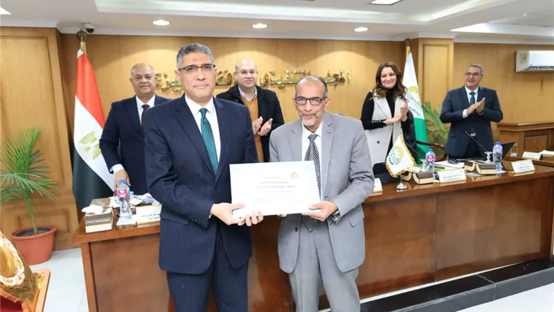محافظ الجيزة يكرم رئيس جهاز التفتيش والمتابعة الميدانية لبلوغه السن القانونية