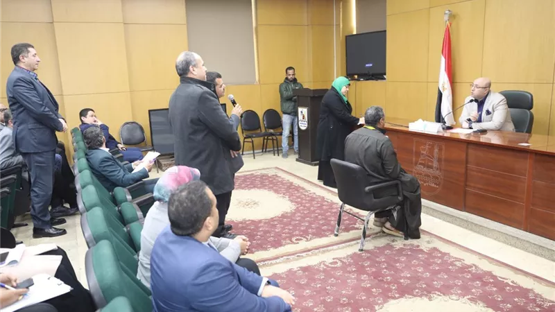 محافظ بنى سويف يناقش مطالب أهالى الكوم الأحمر وإهناسيا والمنصورة
