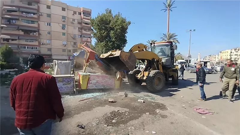 رئيس حى الزهور ببورسعيد: ضبط مخالفات بمقهي شهير وإزالة أكشاك مخالفة