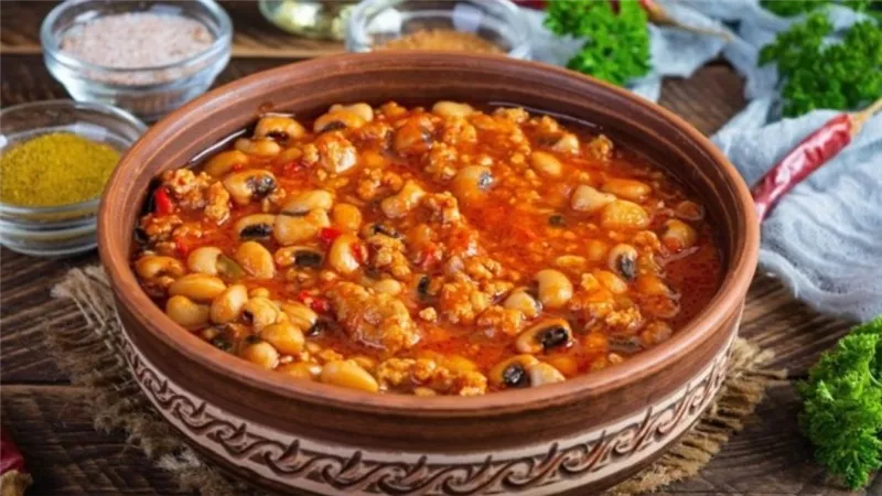 لوبيا باللحمة المفرومة .. وصفة منزلية شرقية بطعم غني ولذيذ 	