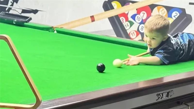 بأرقام قياسية.. أصغر لاعب بلياردو يدخل موسوعة جينيس