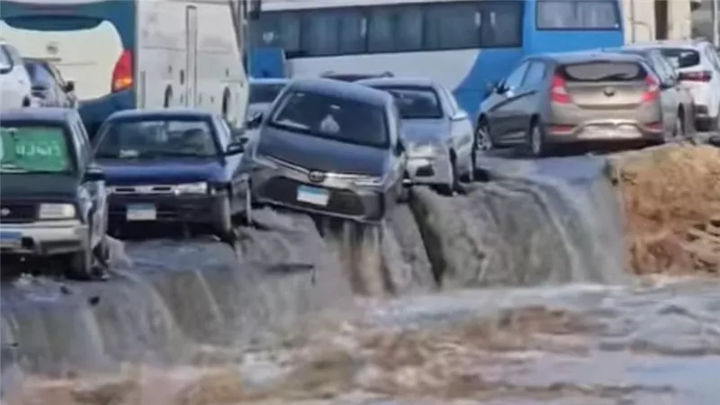 انفجار ماسورة مياه بالقرب من معرض القاهرة الدولي للكتاب يتسبب في كثافات مرورية