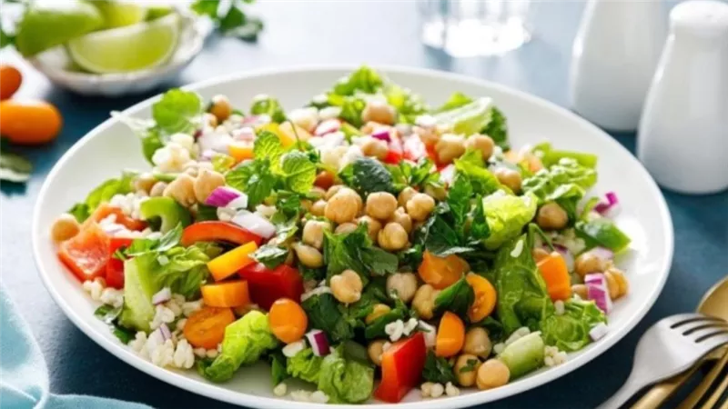 طريقة تحضير سلطة الحمص الحب للرجيم الشهية.. تعرفي عليها