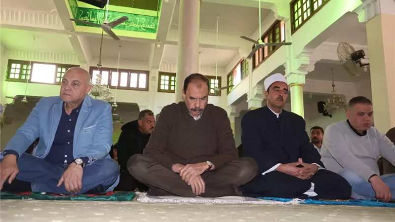 محافظ سوهاج يؤدي صلاة الجمعة بمسجد الشرطة ويلتقي المواطنين عقب الصلاة