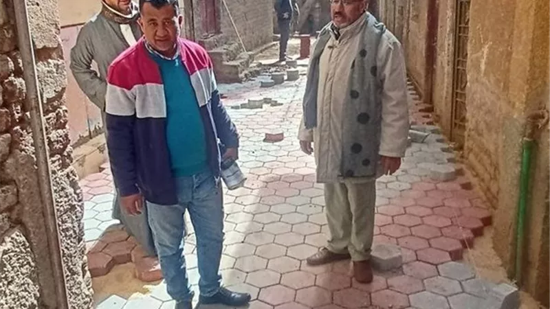 استمرار أعمال تركيب بلاط الإنترلوك بمدينة أبنوب ضمن الخطة الاستثمارية 2025-202