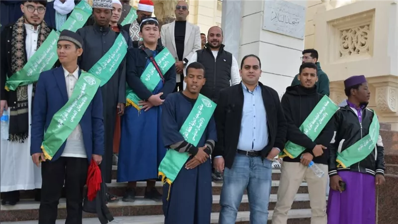 ممثلون لـ 30 دولة.. متسابقو بورسعيد الدولية يؤدون صلاة الجمعة بمسجد السلام 