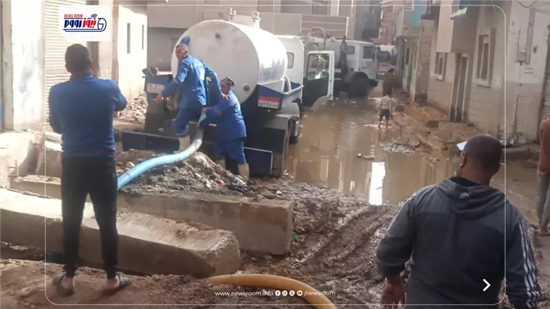 رئيس مياه الفيوم يترأس فرق عمل لحل مشكلة انسداد مصرف غيط العلوى بسنورس 
