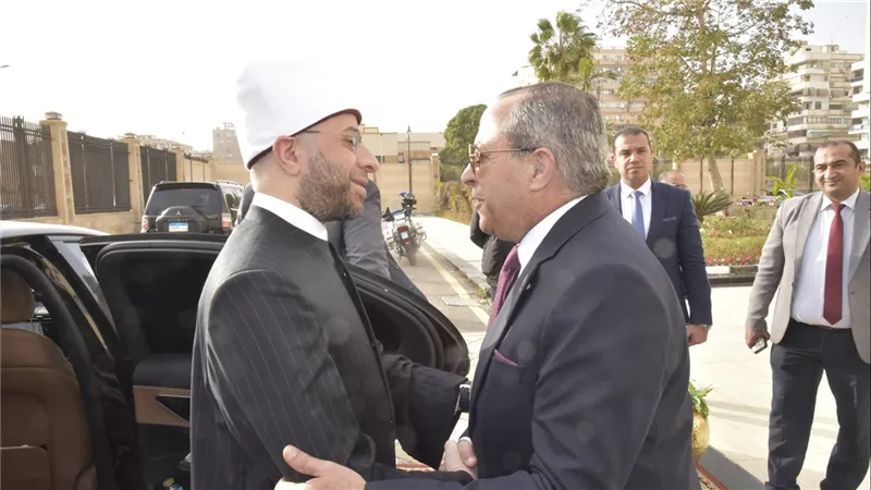 محافظ بورسعيد يستقبل وزير الأوقاف لافتتاح المسابقة الدولية للقرآن الكريم