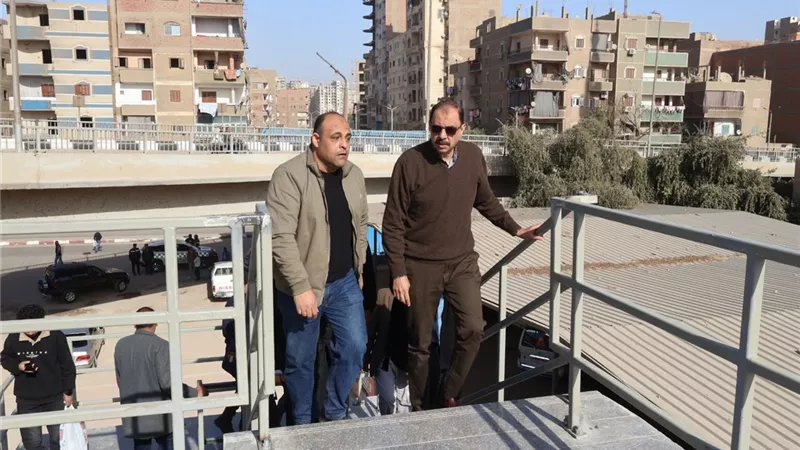 محافظ سوهاج يتفقد كوبري المشاة أعلى مزلقان السكة الحديد بمنطقة الثلاث كباري 