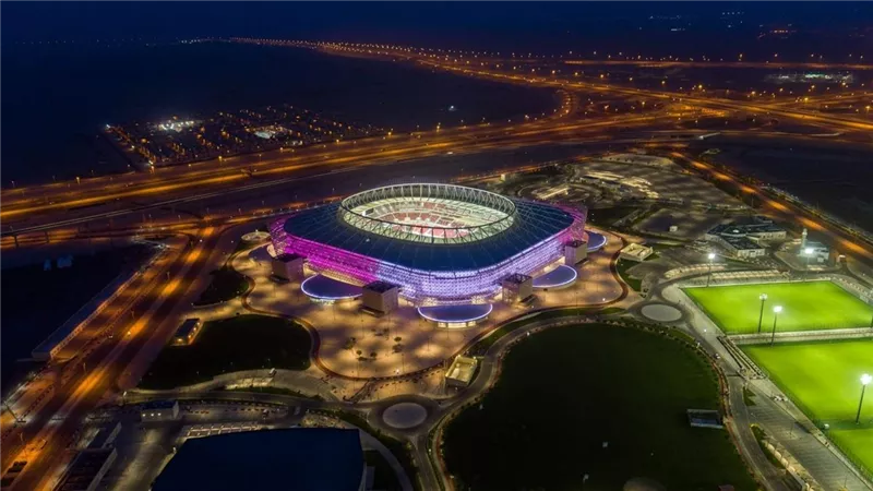  مباراة خيرية تجمع أساطير الكرة وصنّاع المحتوى على استاد أحمد بن علي بقطر