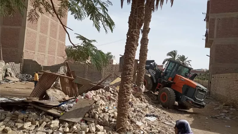 تنفيذ 16 قرارا.. حملة مكبرة لإزالة التعديات ورفع الاشغالات في الأربعين بالسويس