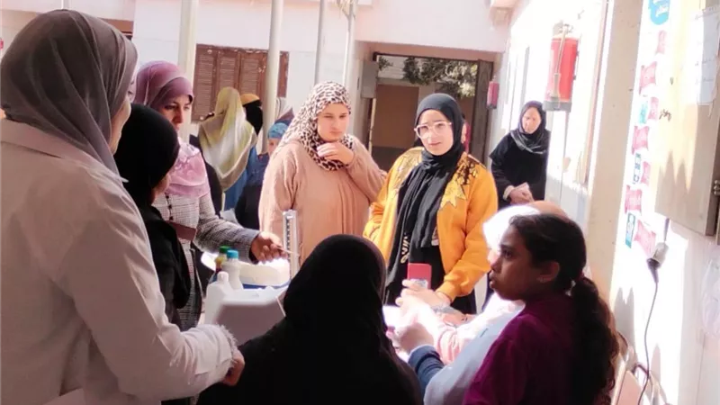 محافظ أسيوط يؤكد أهمية تعزيز الوعي بالقضايا الصحية والاجتماعية 